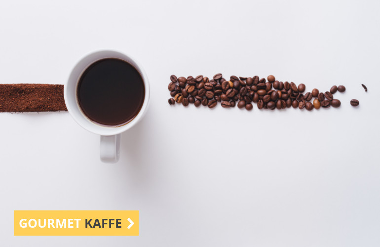 Gourmet Kaffeebohnen und gemahlenen Kaffee in Lebensmittelgeschäft iSupermarket